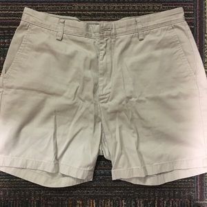 Náutica khaki shorts.